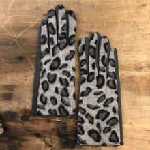 Load image into Gallery viewer, Gloves: Snow Leopard