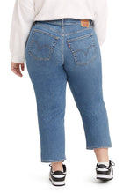 Load image into Gallery viewer, PLUS-SIZE LEVI&#39;S: Wedgie Straight Light Wash
