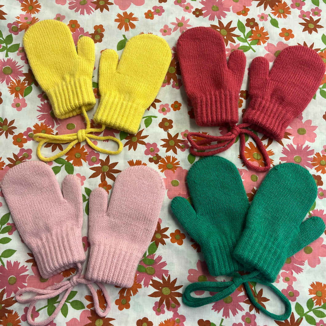 Kiddo Mittens on a String