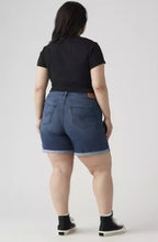 Load image into Gallery viewer, LEVI'S: Plus-Size Mid-Length Short
