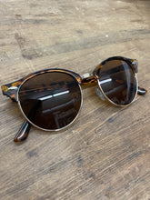Load image into Gallery viewer, Classic Tortoise Shades
