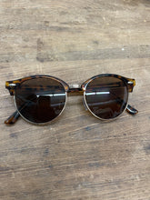 Load image into Gallery viewer, Classic Tortoise Shades
