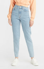 Load image into Gallery viewer, LEVI&#39;S: Mom
